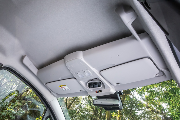 従来型「カングー」と同じく、小物の収納に便利なフロントオーバーヘッドコンソールや、後部座席の様子を映し出せるチャイルドミラーを全車に標準で装備する。チャイルドミラーは横幅が130mm、高さが50mmと大型だが、使用しない場合は折りたたんで収容できるので邪魔にならない。
