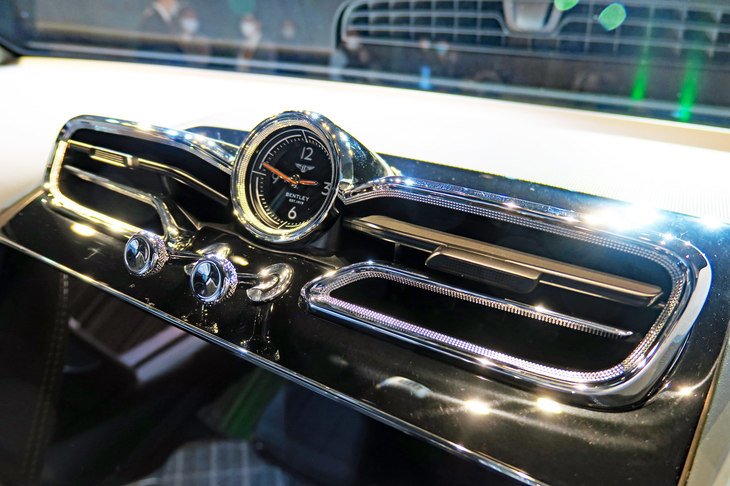 ベントレー・ベンテイガ ハイブリッド（時計）