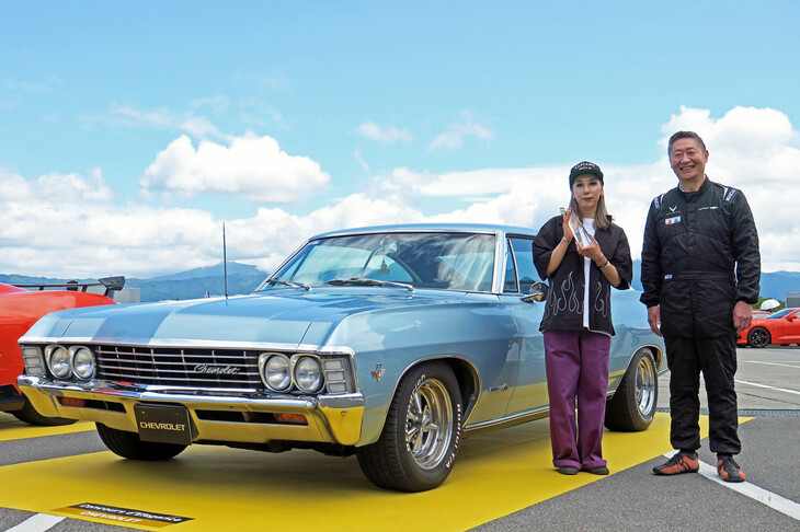 こちらはコンクールデレガンスの表彰式の様子。シボレー車全般から選出される部門の優勝車は、田中朋子さんの1968年製「シボレー・インパラSSクーペ」。先ほどお話をうかがった、ご夫婦のクルマではありませんか！