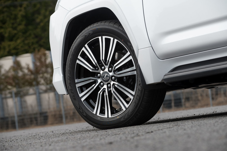 足もとの仕様は全4種類。ベースグレードのタイヤサイズは265/55R20が標準だが、試乗車にはオプションの22インチアルミホイールと265/50R22サイズのタイヤが装着されていた。
