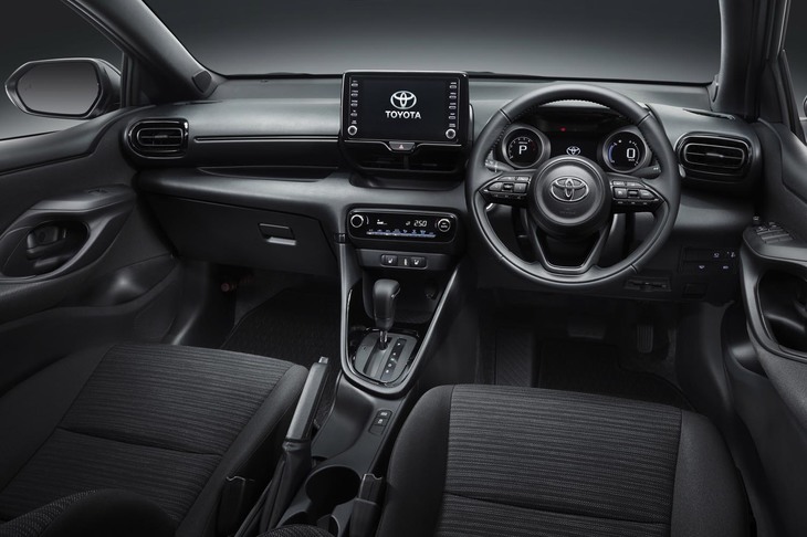 ブラック基調でコーディネートされた「ヤリスG“KINTOツーリングセレクション”」のインテリア。