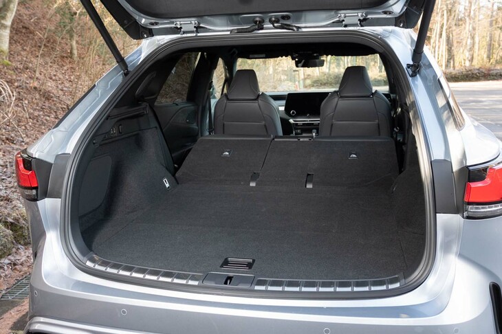 後席の背もたれをすべて倒したところ。倒すのも起こすのも荷室側面にあるスイッチ操作のみで完了する。