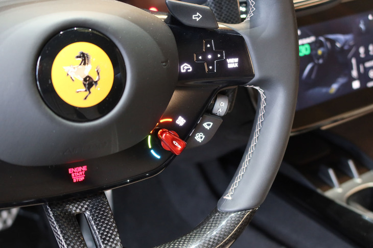 フェラーリ12チリンドリ（ステアリングホイール上のスイッチ）