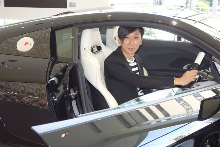 スクウェア・エニックスのシネマティックディレクター野末武志氏は、「アウディR8」に白羽の矢を立てた理由を「映画の中で激しいアクションシーンがあるので、パワフルでクワトロシステムも備えているR8しかないと思った」と語った。