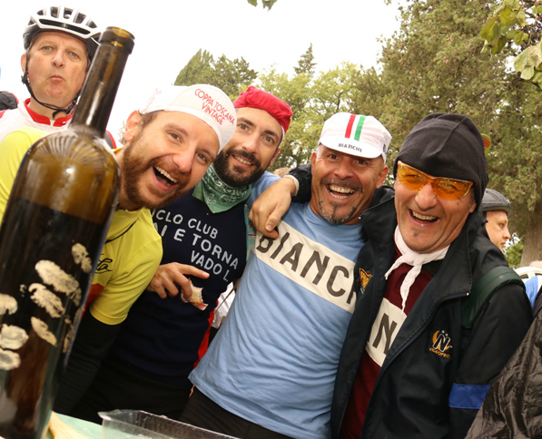 仲間たちと参加したフィアットのセールスマン、アンドレア（右から2番目）。