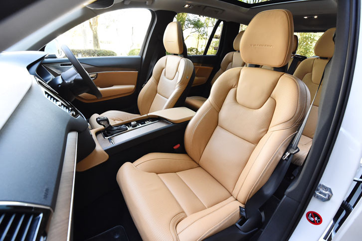完全新設計された新型「XC90」のシート。テスト車「T6 AWD インスクリプション」のものは、表皮に上質なパーフォレーテッドファインナッパレザーがおごられており、マッサージ機能も備わっていた。