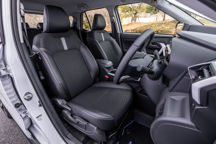 前席には、ヒーター機能を内蔵した「ファブリック×ソフトレザー調シート」が標準装備されている。