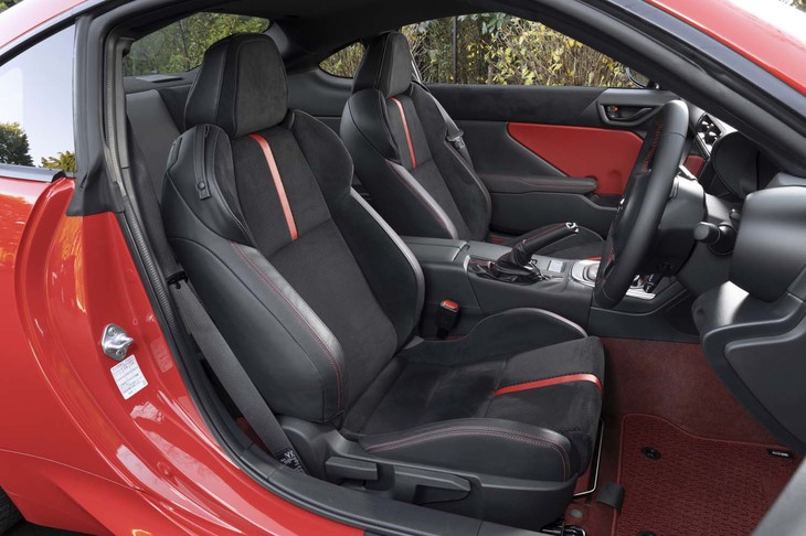 擦れやすいサイドサポート部に本革を、体に当たる部分にウルトラスエードを使った「RZ」専用シート。従来型よりも着座位置が低くなっている。