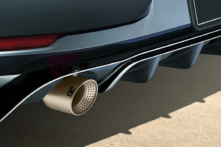 アクラポヴィッチ製のチタンエキゾーストシステムを採用。