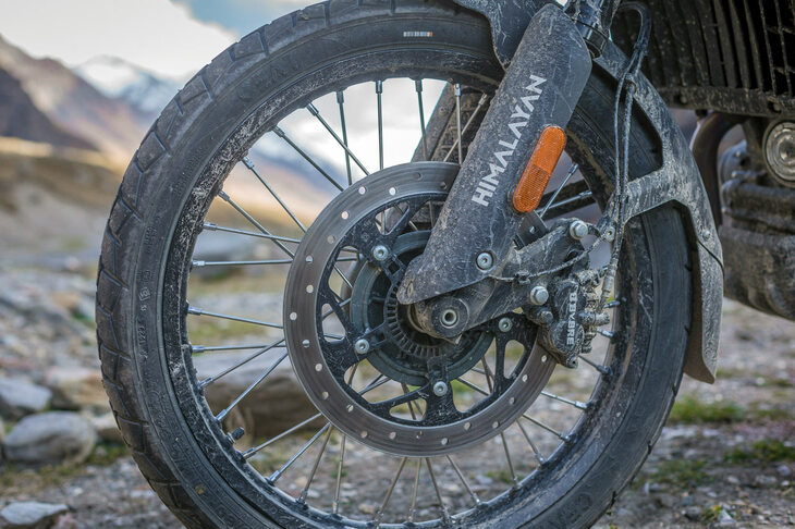 前：90/90-21、後ろ：140/80R17というサイズ表期からもわかるとおり、タイヤは前がバイアスで、後ろがラジアル。印シアット製のアドベンチャータイヤは、どちらかというとオンロード寄りの性格だったが、見た目以上にオフロードでもグリップした。