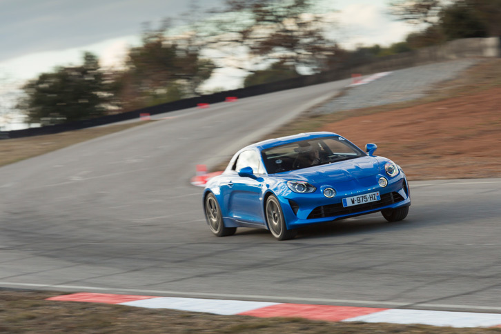 車重1100kgをひとつのターゲットに開発されたという新型「A110」。結果として、市販モデルでは油脂類を含め1080kgという軽さを実現した。