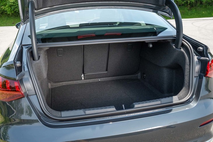 「セダン」のトランクルーム容量は425リッター。こちらにも後席背もたれの3分割可倒機構が付いている。