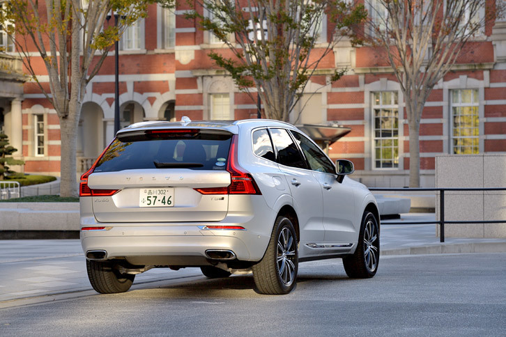 先にデビューした「XC90」と同じデザイン言語を用いながらも、より軽快感や躍動感を感じさせる「XC60」のエクステリア。ショルダー部を強調し、ボルボらしさを演出するテールライトにもLEDが採用されている。