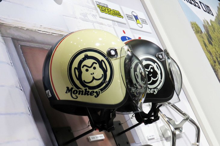 “モンキー印”のヘルメット。