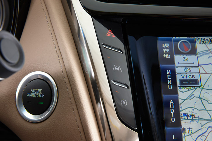 2016年モデルでは、新たにアイドリングストップ機構が採用された。オン／オフは、インフォテインメントシステムのモニターの脇に設けられたスイッチで操作する。