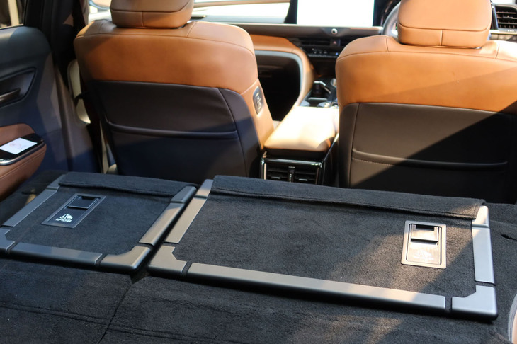 トヨタ・クラウン エステート（リアシート背面）