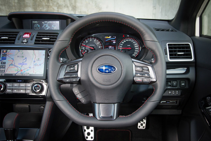 サスペンションセッティングの変更以外にも、走りに関しては電動パワーステアリングの改良や高μブレーキパッドの採用など、さまざまな箇所に手が加えられた。