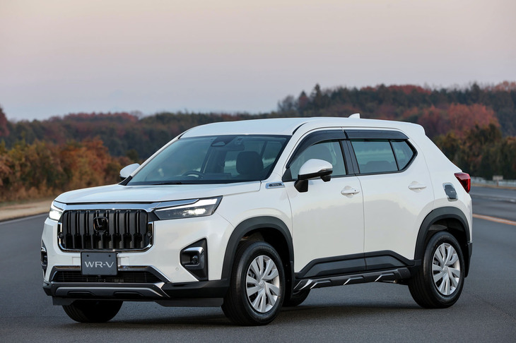 ホンダアクセスのアクセサリーパーツを組み込んだ「WR-V」の「X」グレード。縦基調のフロントグリルやブラックのエンブレム、シルバーのフォグライトガーニッシュなどで個性を演出している。