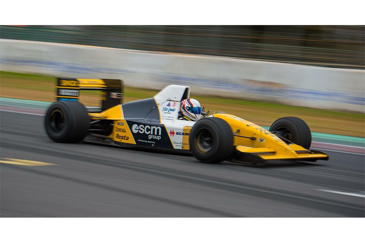 「ミナルディM190」（1990年）／F2とF3000を経て、1985年にF1に参戦したミナルディ。中堅チームとして活躍し、1990年はフォードV8エンジンを搭載。ピエル・ルイジ・マルティニ、パオロ・バリラを擁して参戦した。この年はピレリとグッドイヤーがタイヤを供給していたが、ピレリ勢のミナルディは苦戦を強いられ、マルティニの7位が最高。日本GPではマルティニがピレリ勢2番手の8位に食い込む健闘を見せ、不振のバリラに代わりジャンニ・モルビデリがステアリングを握った。1997年には片山右京が、1998年は中野信治がミナルディからF1に参戦したこともあって、日本のファンも多かった。