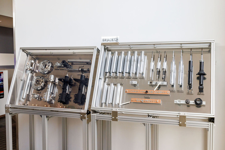 標準的なショックアブソーバーを構成するパーツの一覧。カヤバは製品の内製率が高く、さらにそれら製品を製造する生産設備も85％が自社製になるという。