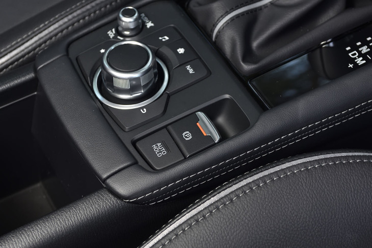 
	パーキングブレーキは、コンベンショナルなレバー式から電動スイッチ式に。これに伴い、センターコンソールの形状は大きく変わった。
	