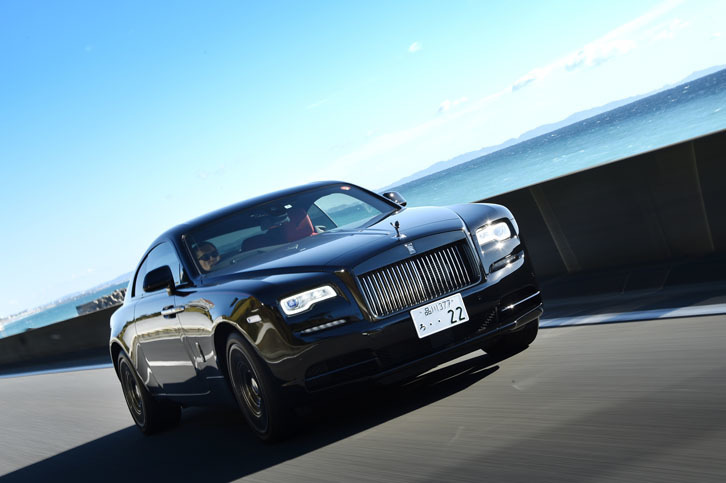 車重2.5tに迫る重量級の「レイス ブラックバッジ」だが、0-100km/h加速は4.5秒でこなす。