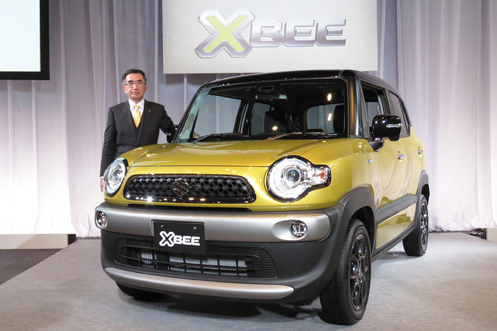 「スズキ・クロスビー ハイブリッドMZ」と、スズキの鈴木俊宏社長。