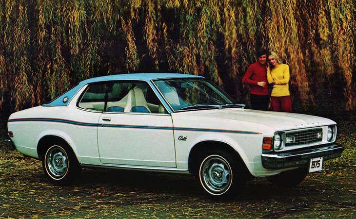 1975年「ダッジ・コルト ハードトップ」。北米でダッジブランドを冠して売られた2代目「ギャラン」。