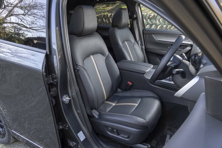 シート表皮はナッパレザー。前席にはヒーター＆ベンチレーション機能に加えて、10way（助手席は8way）の電動調整機構も完備。