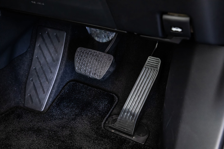 NX450h＋“バージョンL”（ペダル＆フットレスト）