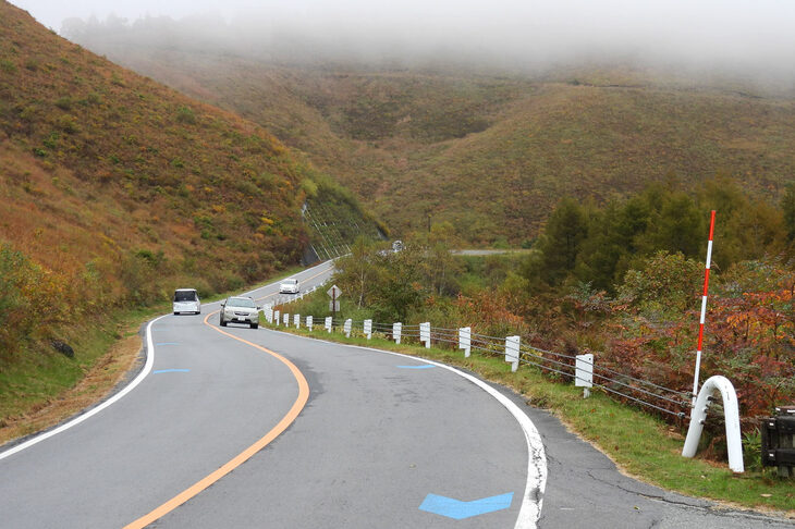 霧ヶ峰エリアのビーナスラインの様子。空が晴れてて峰々の様子が見渡せたなら、最高に気持ちよかっただろうに。（涙）