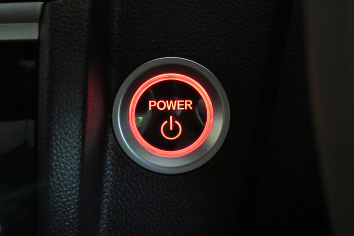 ホンダ・フィット ハイブリッドL Honda SENSING（スターターボタン）