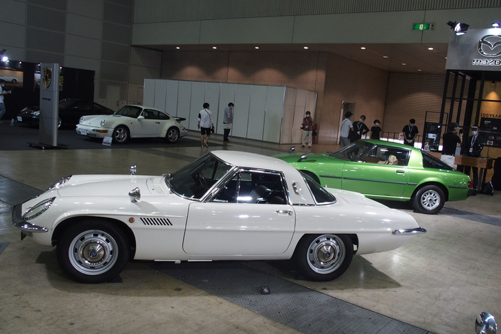 「マツダ・コスモスポーツ」（手前）と「サバンナRX-7」（奥）。