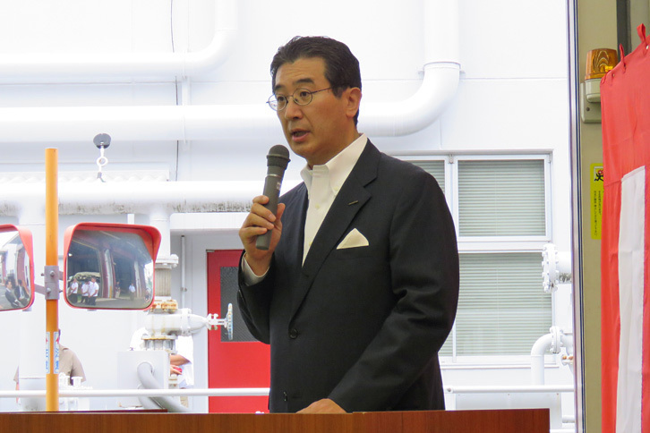 
	来場者にあいさつするオーテックジャパンの片桐隆夫社長。片桐氏はNISMOの社長も兼任している。
	