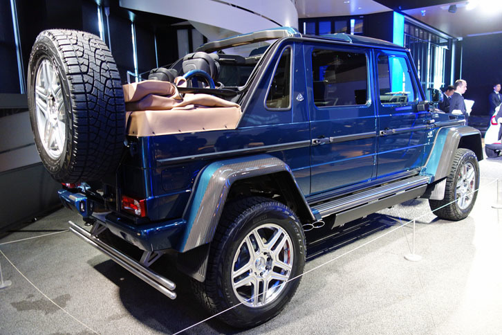 全長は5345mm、タイヤサイズは325/55R22と、とにかく巨大。電動ソフトトップの後ろにはフルサイズのスペアタイヤを背負っている。