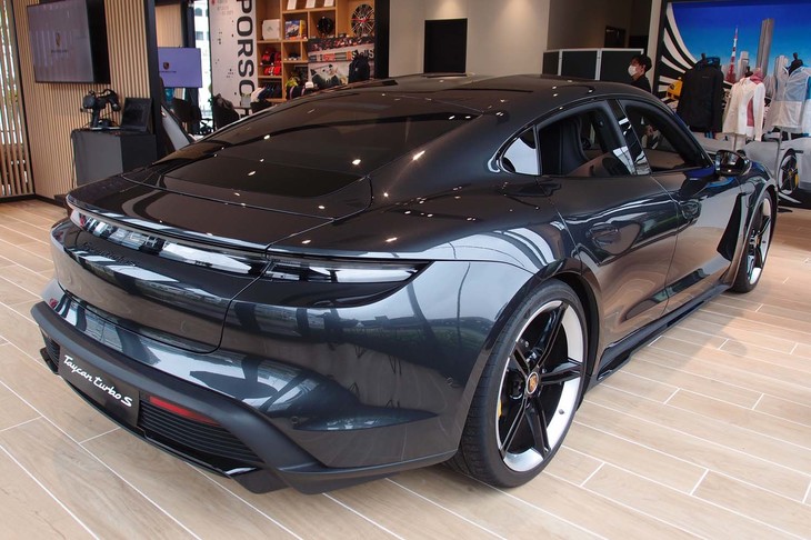 「タイカン ターボS」のリアビュー。「タイカン」シリーズの国内でのデリバリーは、2020年内には開始される見込みとのこと。