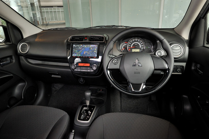 上級グレード「G」のインストゥルメントパネルまわり。ピアノブラックとメッキで装飾された、オーディオスイッチ付き本革巻きステアリングホイールが装備される。