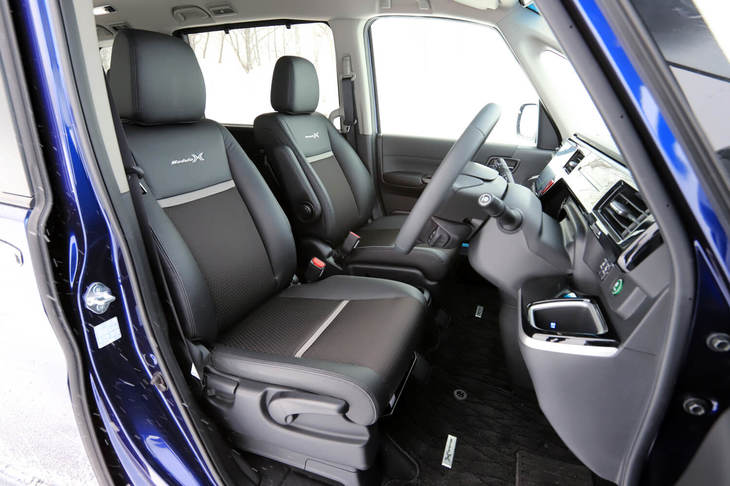 プライムスムース（合皮）とソフトウィーブ（ファブリック）のコンビシート。背もたれには「Modulo X」のロゴが刺しゅうされている。