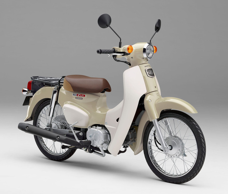 本当の意味での保存版は、素の「スーパーカブ50」なのかもしれない。現役の最新型ゆえ、クラシック＆ノスタルジックなイメージがやや薄いかもしれないが。写真の車体色は「バージンベージュ」。