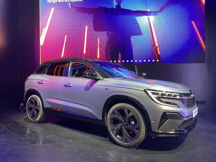 2022年にルノーが発表したSUV「オーストラル」。写真の「エスプリ・アルピーヌ」と名づけられた仕様も用意される。