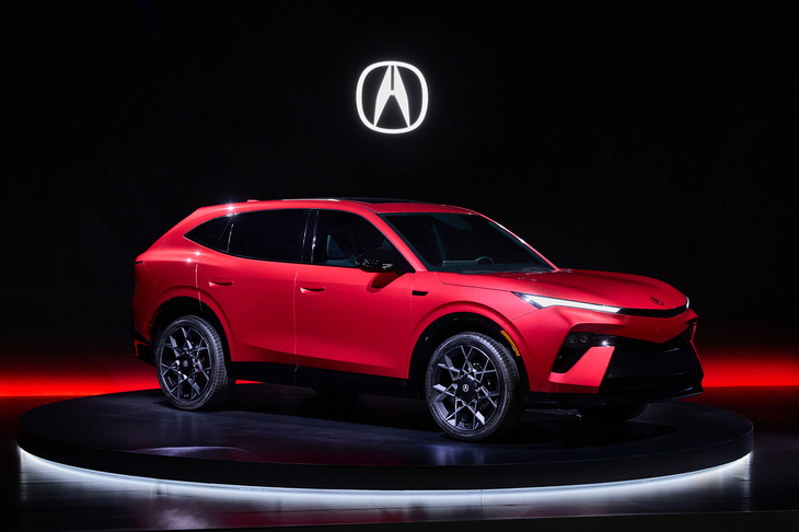 「ホンダ・ハイブリッド セダン プロトタイプ」と同じく「2026 ビジネスアップデート」の会場でこちらも2年以内に発売予定と紹介された、次世代ハイブリッド車「アキュラ・ハイブリッドSUVプロトタイプ」。次世代プラットフォームと新開発となる電動AWDユニットを組み合わせ、10％以上の燃費向上が目標に掲げられている。