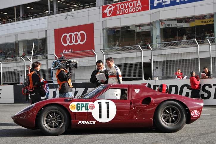 「NISSAN MOTORSPORTS HERITAGE RUN」でマシンを駆ったドライバーは、ストレート上で順にインタビューを受けた。これは「プリンスR380（A-1）」を駆った和田孝夫。