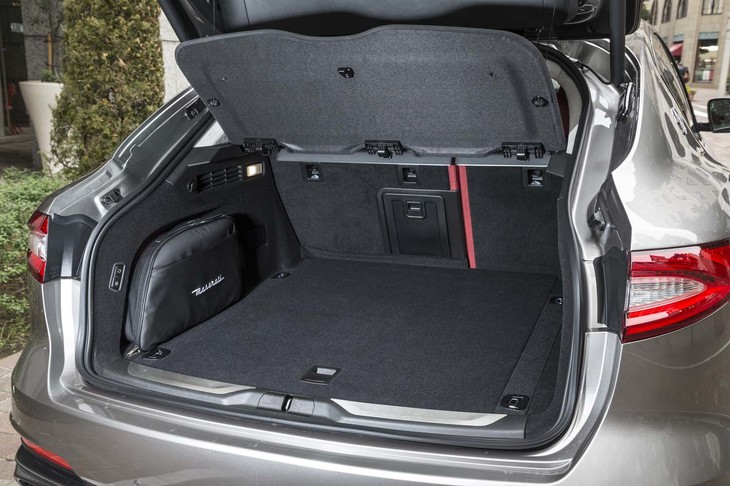 荷室の様子。前方中央には長尺物を積むためのスキーホールが、左側面には専用のバッグが備わる。