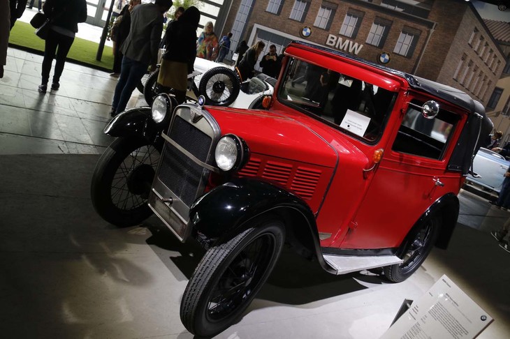 BMWの四輪車の出発点である「3/15 PS DA 2コンバーチブル3シーター」（1929年）。「オースチン・セブン」を「Dixi」の名でライセンス生産していたアイゼナハ自動車製作所をBMWが1928年に買収。当初は「BMW Dixi」としていたが、翌1929年からはDixiのネーミングを外し、代わりに「BMW 3/15 PS」とした。