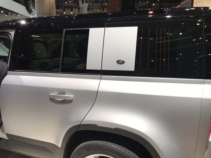 ランドローバー・ディフェンダー110（ボディーサイド）