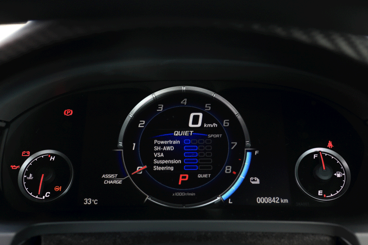 新型「NSX」には走行モード切り替え機構の「インテグレーテッドダイナミクスシステム」が標準装備される。（写真をクリックすると、各走行モードでのメーター表示が見られます）