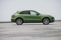 ボディーカラーは写真の「マンバグリーンメタリック」を含む全8色。ドアの下方に装着されるドレスアップパネル「サイドブレード」は、試乗車ではボディーカラー同色（9万4000円のオプション）となっている。