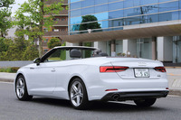 「A5カブリオレ」に用意されるグレードは「2.0 TFSIクワトロ スポーツ」のみ。「A5スポーツバック」とは異なり、非スポーツ系のベーシックな仕様や、FF車などは設定されていない。