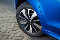 タイヤサイズは「XG」のみ175/65R15、ほかはすべて185/55R16。「RS」系のグレードには欧州の道路環境を想定した専用チューニングのタイヤが装着される。