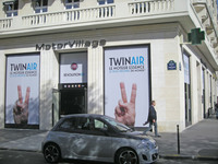 FCAのモータービレッジは、シャンゼリゼの末端であるロンポワン・デ・シャンゼリゼという、若干不利な立地だった。2010年撮影。